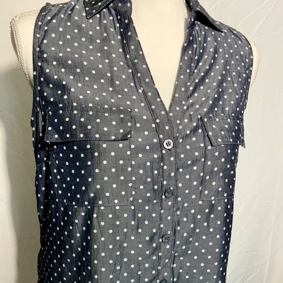 Elegant and flowy sleeveless button down shirt - Picture 2 of 5